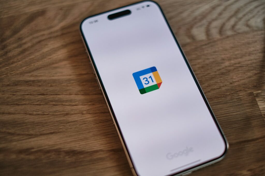 Un cellulare con il loro di Google Calendar utile per organizzare lo studio durante le feste