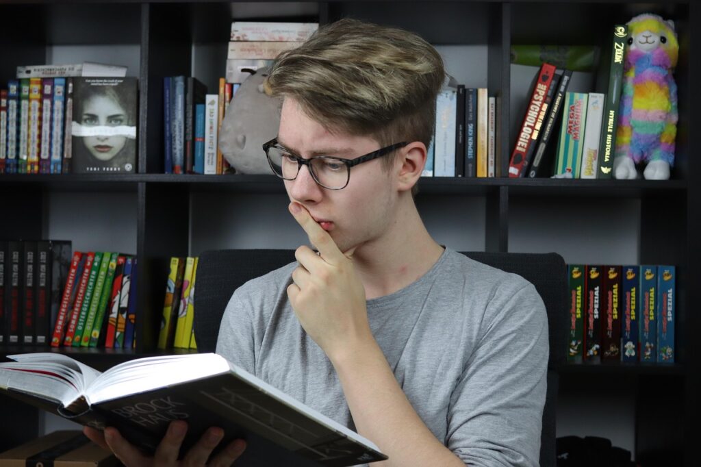 Organizzare il tempo nello studio: come suddividere studio e ripasso 2 student, studying, reading, knowledge, study, education, book, literature, textbook, boy, male, student, student, student, student, studying, studying, studying, studying, studying