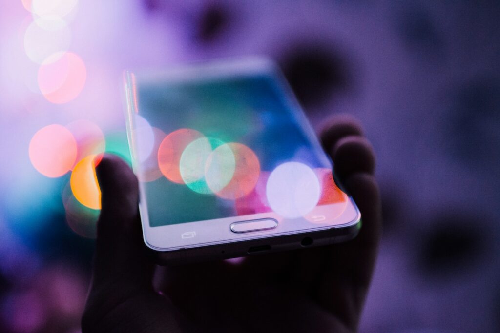 Scrivere la tesina senza paura: guida completa passo passo 4 person holding smartphone