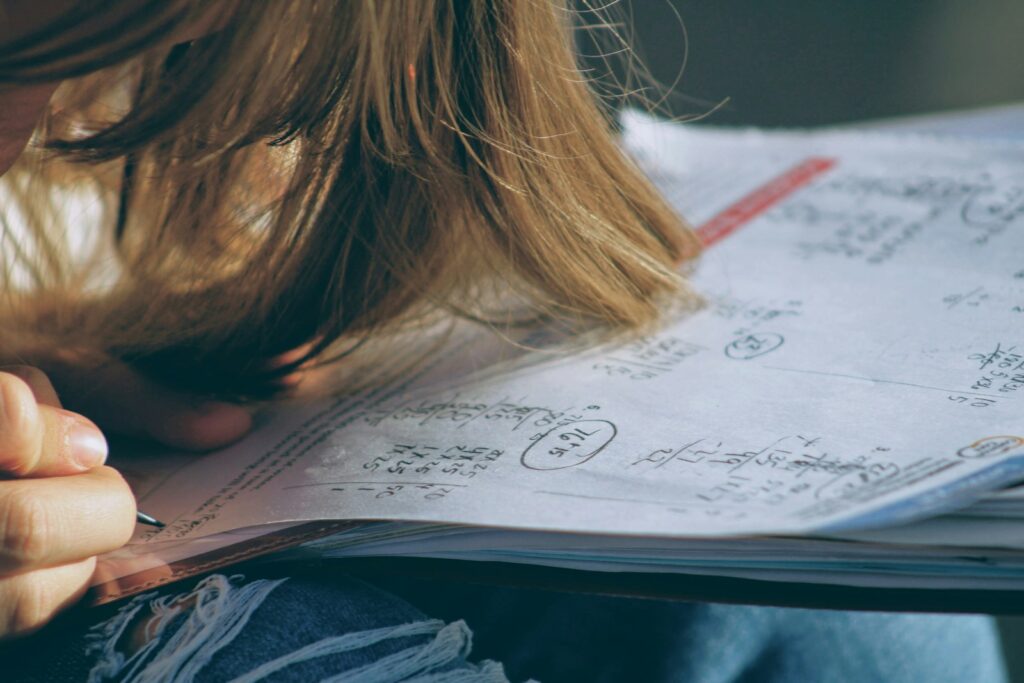 Come affrontare l’orale di Maturità con il Public Speaking 2 woman in blue denim jacket holding white paper