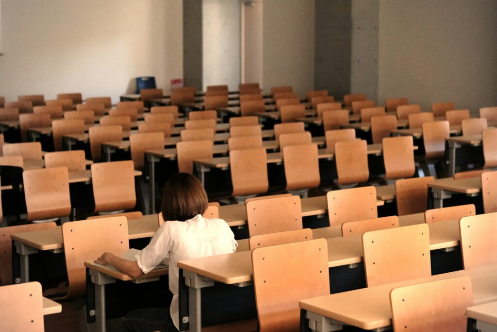 Gestire lo stress in sessione con tecniche di rilassamento rapido 1 Una ragazza all'università in ansia