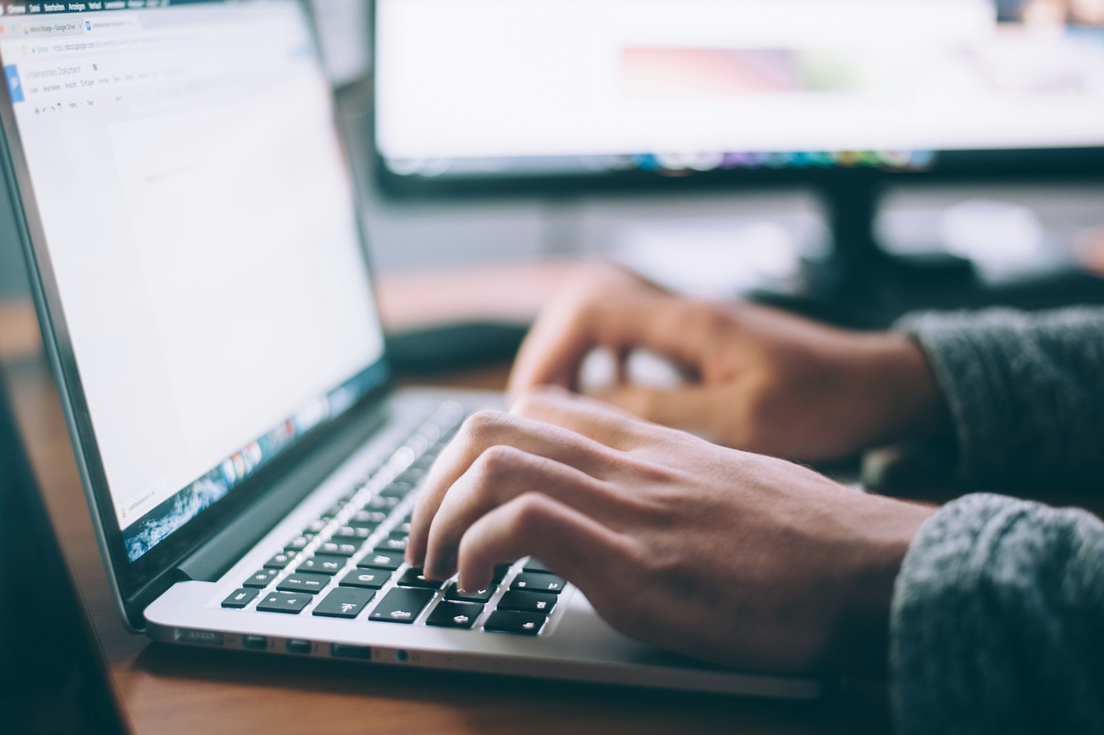 Una persona che scrive una lettera di presentazione a pc