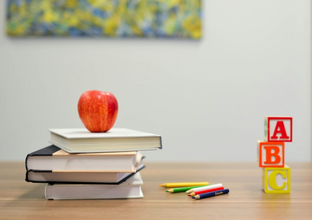 Scrivere la tesina senza paura: guida completa passo passo 5 red apple fruit on four pyle books