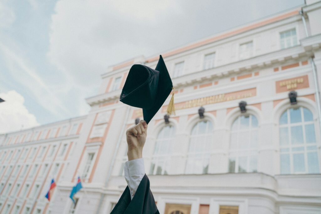 Come affrontare l’orale di Maturità con il Public Speaking 3 a person holding a black umbrella