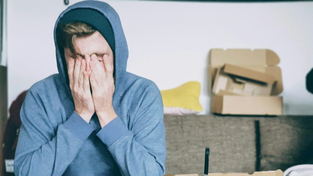 Studente universitario stressato in sessione