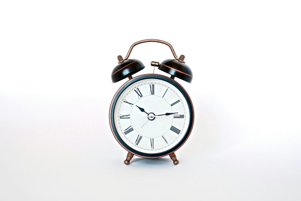 Guida completa alla creazione di maratone di studio efficaci per superare gli esami di riparazione 2 round black and white analog alarm clock
