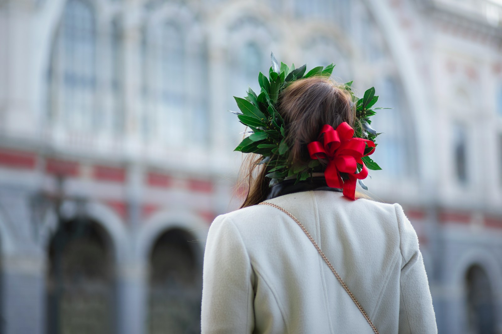 Una ragazza che ha scritto la tesi di laurea e ha concluso il suo percorso di studi