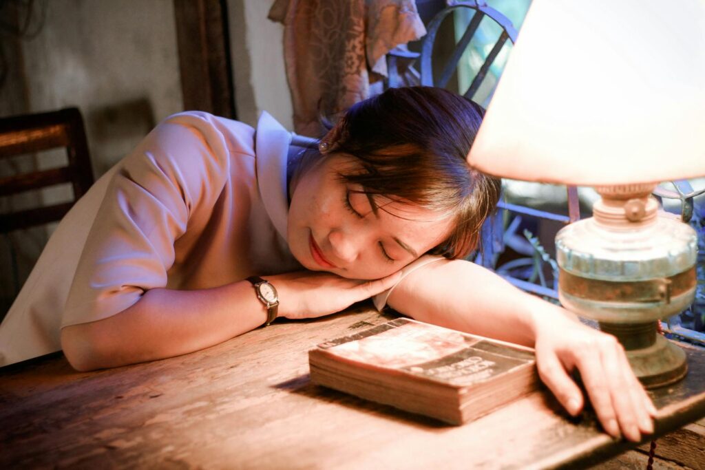 Sonno su una scrivania