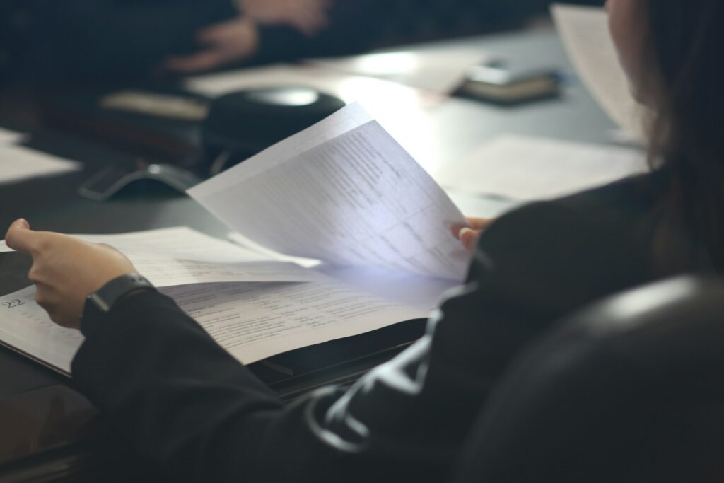 Scoprire il mondo (e sé stessi): Perché e come diventare Au Pair 2 a woman sitting at a table reading a paper