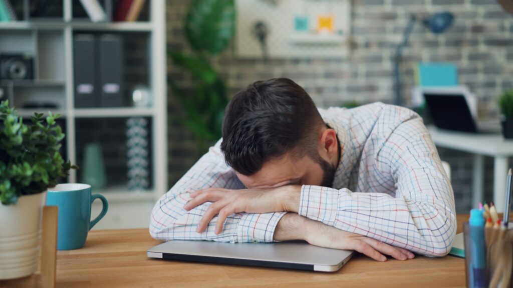 L’uso consapevole dell’intelligenza artificiale per lo studio: come evitare la dipendenza e sviluppare pensiero critico 2 a man sitting at a desk with his head in his hands