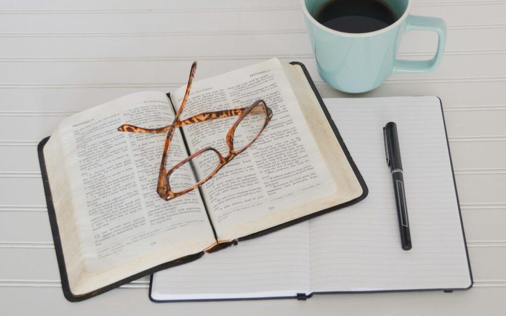 L’uso consapevole dell’intelligenza artificiale per lo studio: come evitare la dipendenza e sviluppare pensiero critico 4 flat lay photography of tortoiseshell eyeglasses on top of book near black pen and teal mug