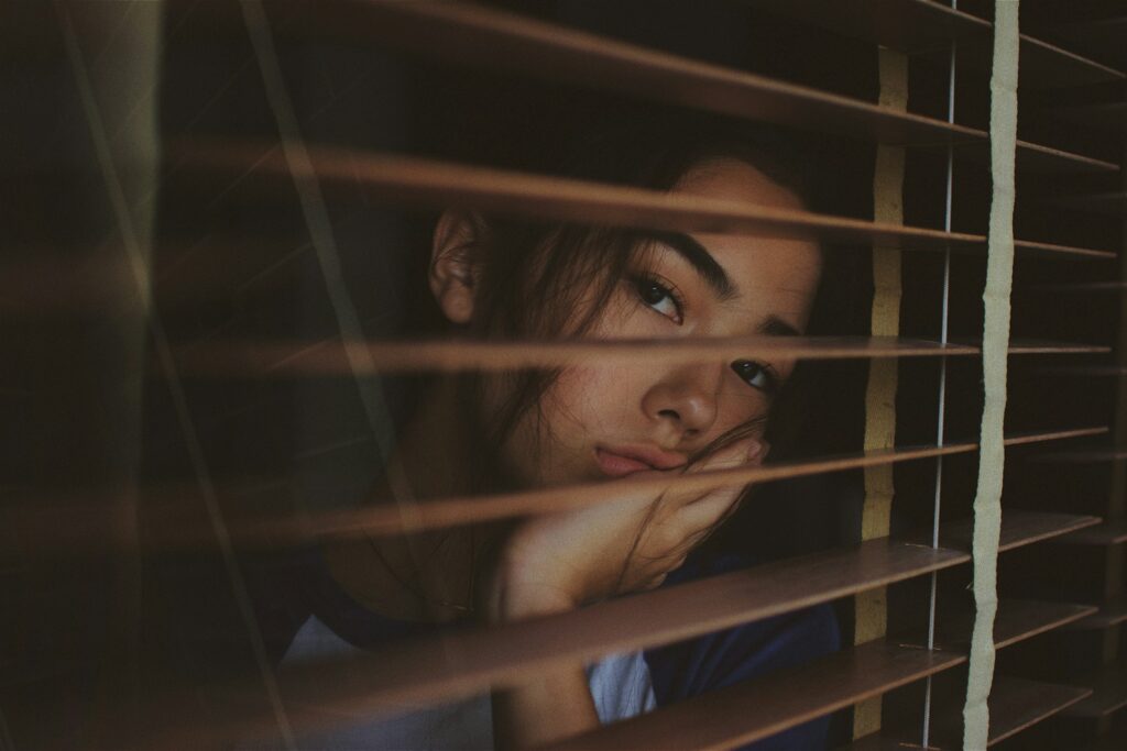 L’uso consapevole dell’intelligenza artificiale per lo studio: come evitare la dipendenza e sviluppare pensiero critico 1 Una ragazza annoiata dallo studio, uno dei possibili effetti dell'abuso dell'intelligenza artificiale