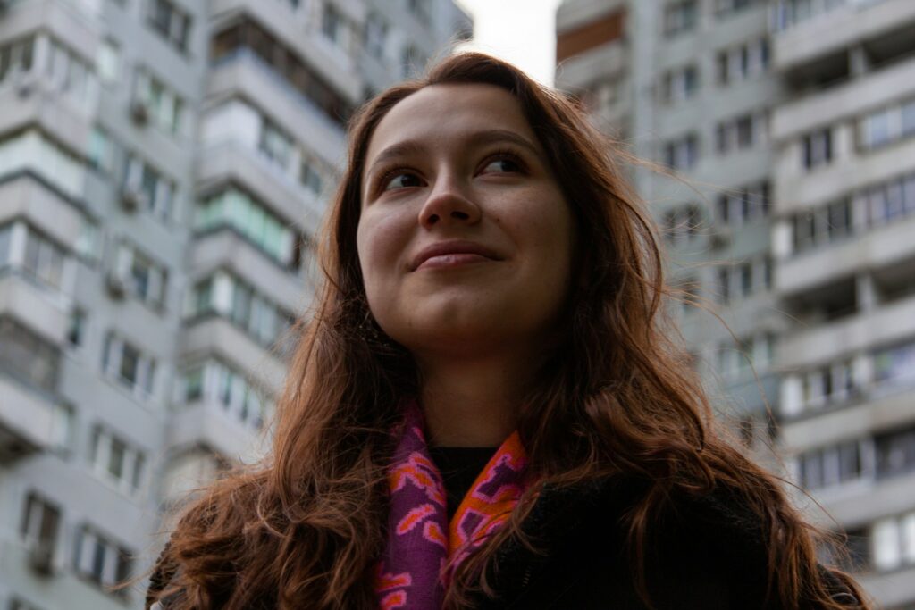 Scoprire il mondo (e sé stessi): Perché e come diventare Au Pair 4 a woman standing in front of a tall building