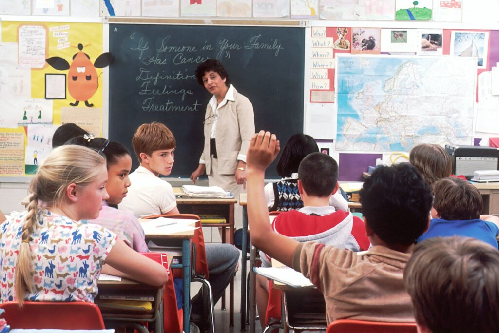 Come partire al meglio nel nuovo anno scolastico: la guida definitiva per creare una routine di studio vincente 2 woman standing in front of children