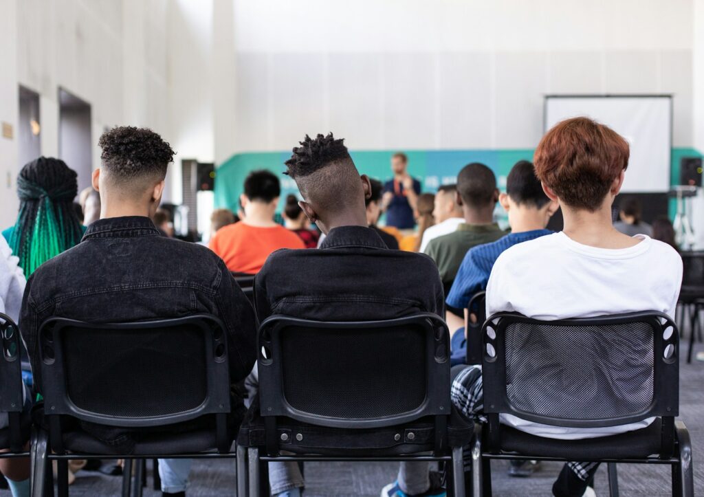 Come partire al meglio nel nuovo anno scolastico: la guida definitiva per creare una routine di studio vincente 3 people sitting on chair