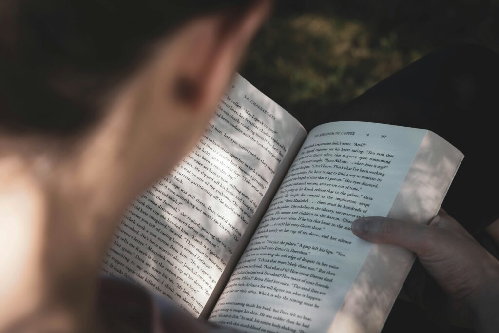 Motivare i ragazzi a leggere in vacanza: consigli pratici e libri per ogni età 1 ruben garcia zky48z6pRgc unsplash