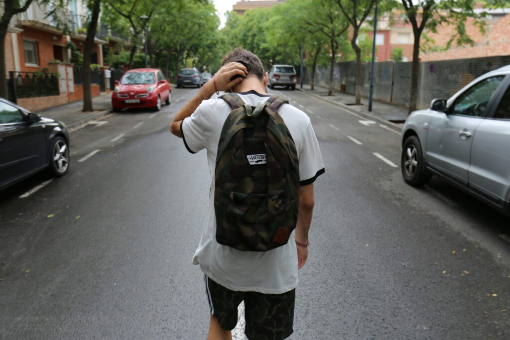 ragazzo che vuole più andare a scuola / studiare